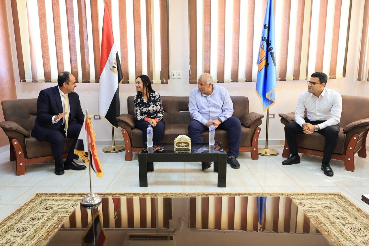 وزيرة التضامن تلتقي القيادات التنفيذية وأعضاء الهيئة البرلمانية والعمد بمركز العزيمة مطروح (2) وزيرة التضامن تلتقي القيادات التنفيذية وأعضاء الهيئة البرلمانية والعمد بمركز العزيمة مطروح (2)