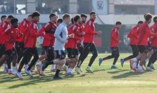 الأهلي
يسمح
لوسائل
الإعلام
بحضور
15
دقيقة
من
مران
اليوم
في
تنزانيا