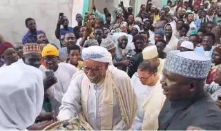 الخليفة
العام
للطريقة
التجانية
يزور
الزاوية
التجانية
للمقدّم
بابا
جللو