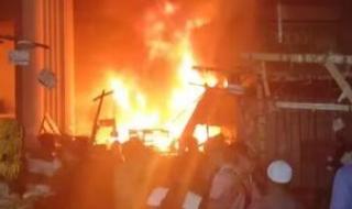 اندلاع
حريق
بمحل
أسفل
كوبري
بالمرج
والحماية
المدنية
تسيطر
على
النيران..
صور