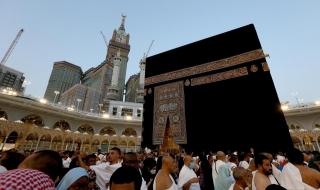 روحانية
وتنظيم..
انسيابية
حركة
الطائفين
حول
الكعبة
المشرفة
21
رمضان