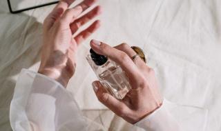 تفسير العطر في المنام للعزباء: إشارات حب وتغييرات إيجابية