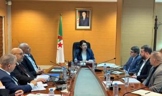 آمال
عبد
اللطيف
تجتمع
مع
ممثلي
أصحاب
المقاهي
والحماصين