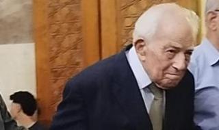 رشوان
توفيق
من
جنازة
عبد
الرحمن
أبو
زهرة:
فنان
شريف
وصديق
عمر