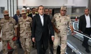 رئيس
الوزراء
يستقل
الأتوبيس
الكهربائى
المخصص
للموظفين
بالعاصمة
الجديدة