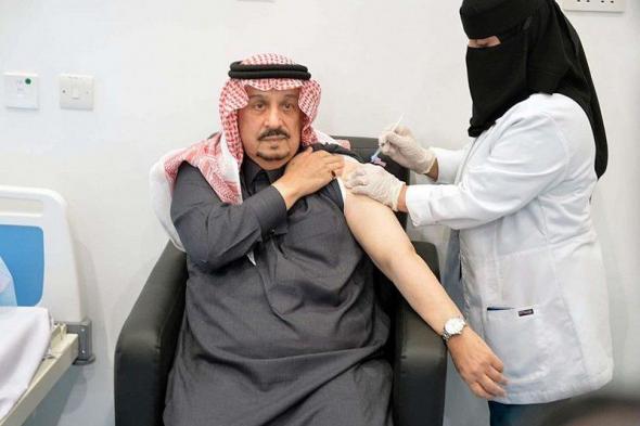 أمير الرياض يتلقى لقاح كورونا ويتفقد مركز استقبال المتقدمين على اللقاح