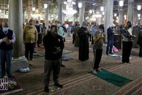 المصلون يؤدون التراويح بمسجد السيدة زينب فى ثانى ليالى رمضان