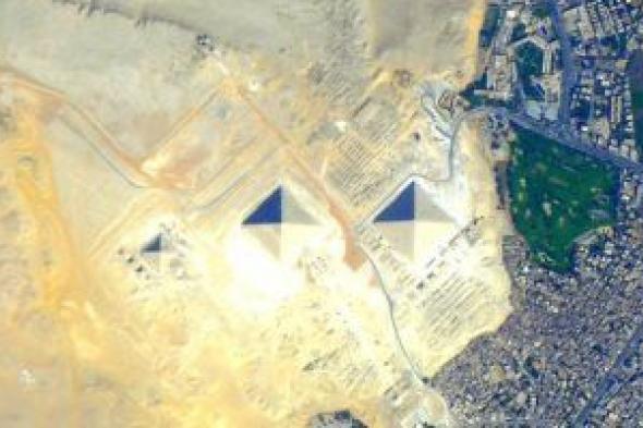 "ستظل المفضلة".. السفارة الأمريكية تنشر صورة رائعة للأهرامات من الفضاء