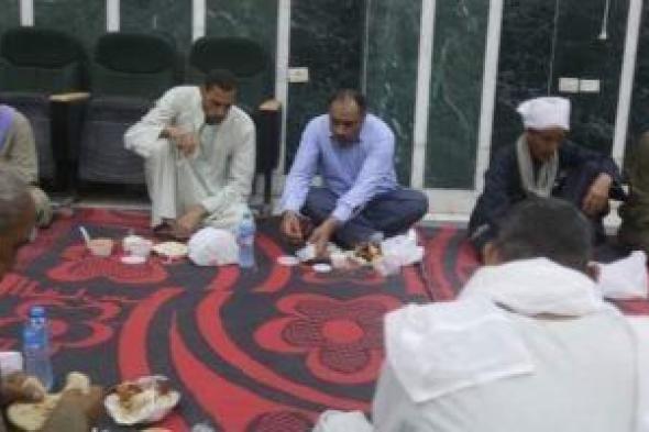 رئيس مدينة ملوى فى المنيا يشارك عمال النظافة حفل إفطار جماعى