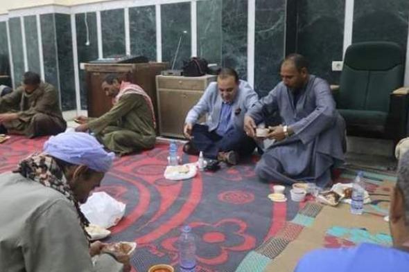 رئيس مدينة ملوى يشارك عمال النظافة حفل إفطار جماعي