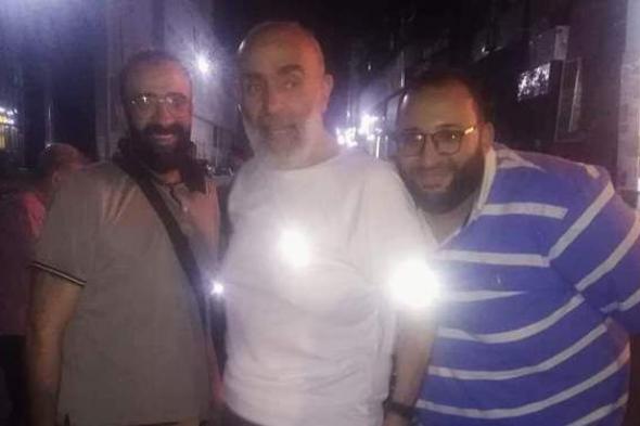 أول صورة لـ "أشرف السعد" مع نجليه عقب إخلاء سبيله بالإسكندرية
