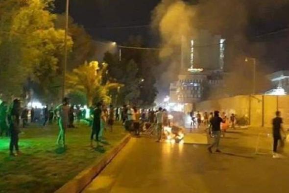 محتجون يحرقون الإطارات أمام القنصلية الإيرانية في كربلاء