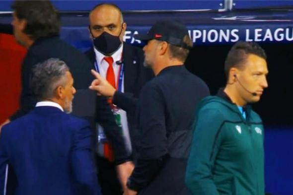بالفيديو | تصرف سيميوني يثير غضب كلوب بعد مباراة ليفربول وأتلتيكو مدريد