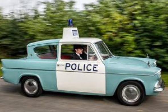هوايات مجنونة.. بريطانى يشترى سيارات الشرطة المتهالكة ويجددها لتوثيق التاريخ