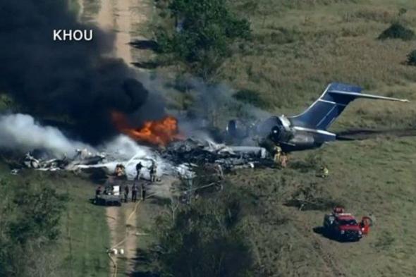 بالفيديو .. حريق هائل يلتهم طائرة ركاب أمريكية في حادث مروع بهيوستن
