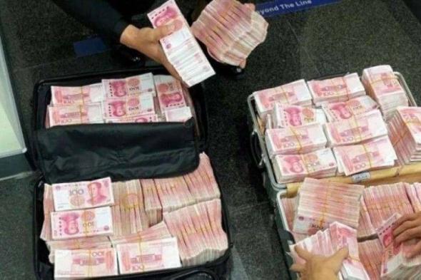 مليونير صيني يجبر موظفي بنك على عد 5 ملايين يوان