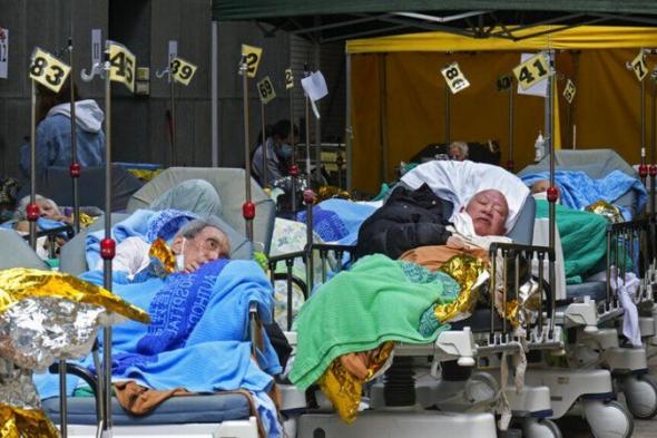هونغ كونغ.. مرضى كورونا ينتظرون على أبواب المستشفيات