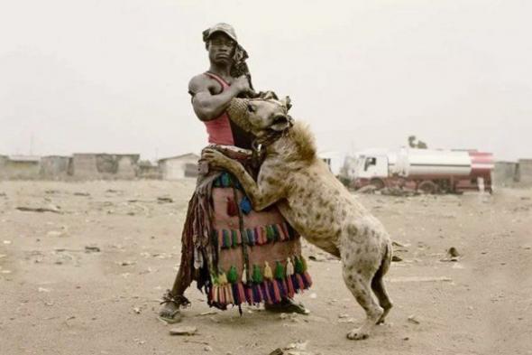 قبيلة إفريقية تعامل الضباع كحيوانات أليفة