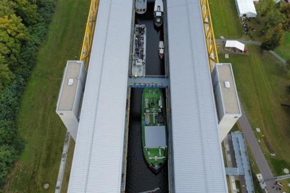 مصعد ألماني عملاق يرفع سفنا بوزن 50 حوتا أو 1600 فيل.. صور
