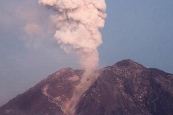 بركان جبل سيميرو في إندونيسيا.يهجر آلاف المواطنين عن منازلهم