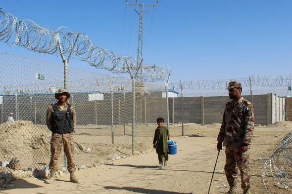 7 قتلى و27 مصابًا في قصف وإطلاق نار عبر الحدود بين باكستان وأفغانستان