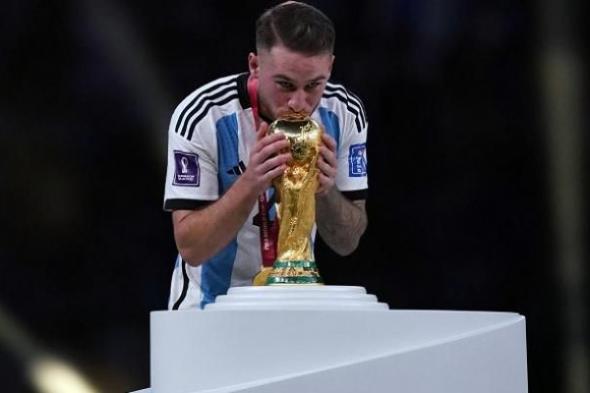 استقبال الأبطال.. نجم الأرجنتين يرفع كأس العالم للمرة الثانية (فيديو)