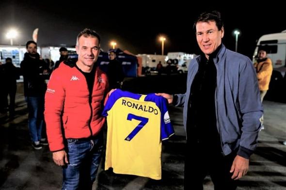 النصر يقدم قميص كريستيانو رونالدو لقائد فريق البحرين