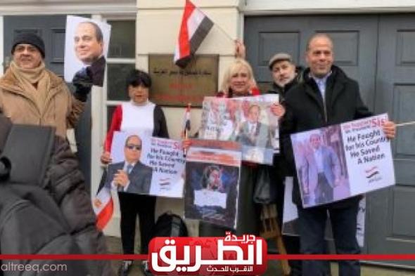 بالأعلام وصور الرئيس.. الجالية المصرية في لندن تحتفل أمام سفارة مصر بعيد...اليوم الأربعاء، 25 يناير 2023 07:28 مـ