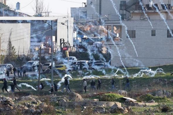 حول العالم في صورة: في فلسطين.. أمطار من قنابل الغاز تتساقط على الرؤوس