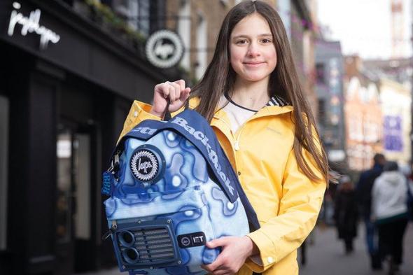 تلميذة بريطانية تصمّم حقيبة ظهر مبتكرة