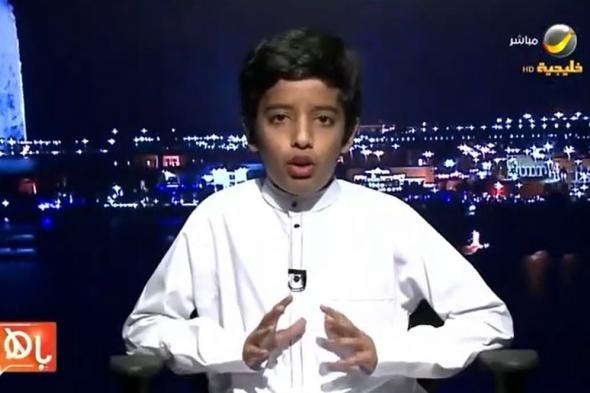 شاهد.. طفل سعودي يلفت الأنظار بعد حديثه بطلاقة مع سياح أجانب في "العلا"