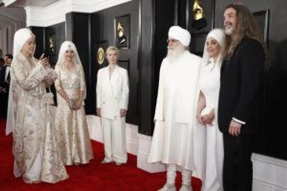 فريق White Sun يلفت الأنظار على السجادة الحمراء لحفل توزيع جوائز الـ Grammy