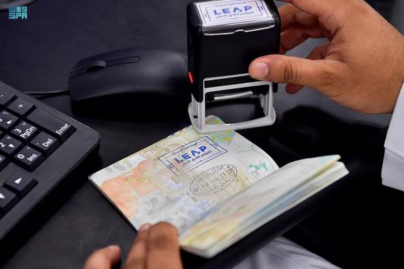 "جوازات مطار الملك خالد الدولي" تستقبل المسافرين بختم خاص بـ "ليب 23"