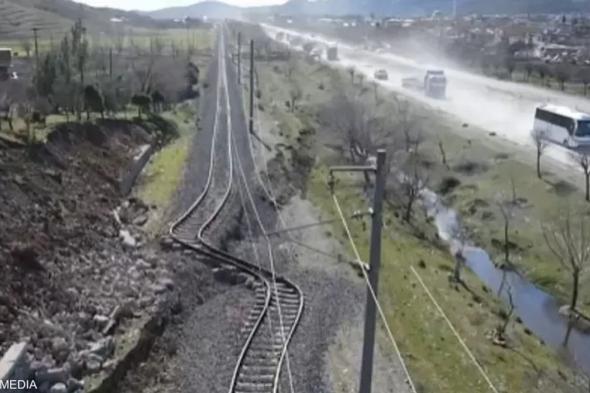 بالفيديو.. هكذا تضررت السكك الحديدية بعد زلزال تركيا المدمر