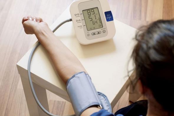 "الصحة": توضح كيفية الحصول على قراءة صحيحة لضغط الدم من خلال الجهاز المنزلي