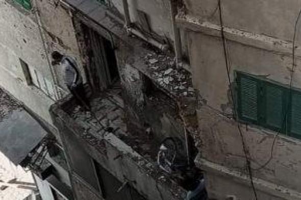 انهيار شرفة عقار بطريق كورنيش الإسكندرية وحى وسط يتدخل لإزالة الأجزاء الخطرة
