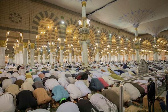 جموع المصلين يؤدون صلاة التراويح بالمسجد النبوي في أول ليالي شهر رمضان
