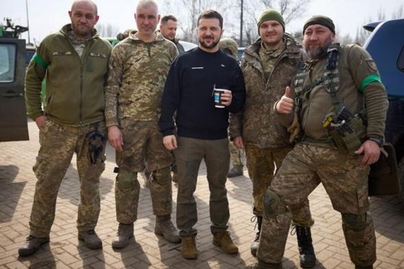 الرئيس الأوكراني يزور جنود الجيش في خيرسون