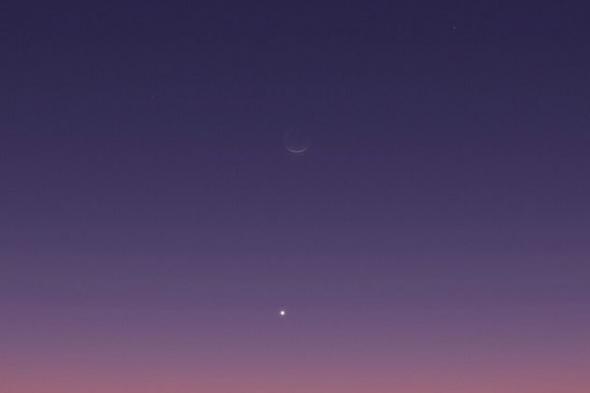 فلكية جدة: اصطفاف هلال القمر وكوكبي المشتري والزهرة بعد غروب شمس الخميس