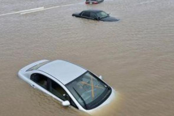 السباحة بالسيارات.. فيضان كاليفورنيا يشل حركة المواطنين فى الشوارع