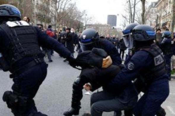 فوضى فى شوارع باريس.. الشرطة الفرنسية تواجه المتظاهرين بشأن إصلاح نظام التقاعد