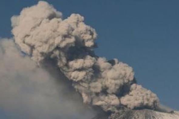 ثوران بركان بوبوكاتيبيتل في المكسيك يفرض حالة الطوارئ ويلغى الرحلات الجوية