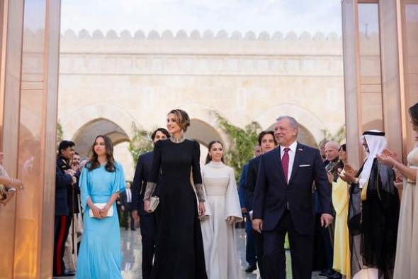 تفاصيل إطلالة الملكة رانيا وابنتيها في زفاف الأمير الحسين وماذا نشر إيلي صعب؟
