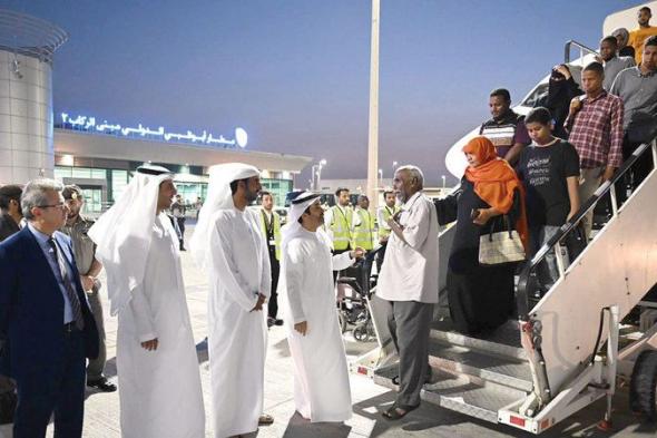 الإمارات تستقبل 180 شخصاً من رعايا دول عدة وصلوا  من السودان على متن طائرة إجلاء