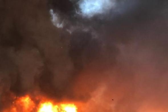 أبو ظبي.. اندلاع حريق بمستودع في منطقة مصفح الصناعية