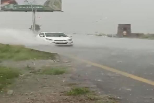 بالفيديو.. أمطار غزيرة وبرد على محافظة هروب بجازان