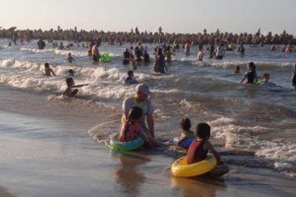 توافد المواطنين على شواطئ مصيف بلطيم.. صور