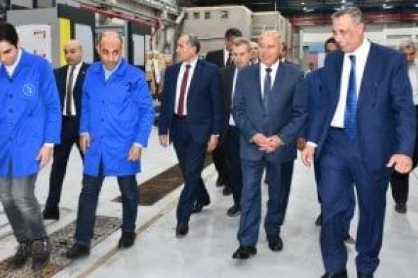 وزير النقل يتفقد ورش إيرماس المتخصصة في عمرة وصيانة جرارات السكك الحديدية
