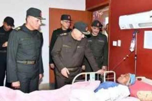 الفريق أسامة عسكر يزور عددا من المصابين بمستشفى القوات المسلحة بالحلمية