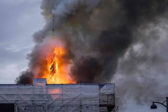 (بالصور) حريق ضخم في مبنى بورصة كوبنهاغن.. يلتهم البرج التاريخي